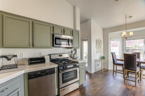 Spacious Las Vegas Home with Private Pool and Hot Tub, Las Vegas (foto 10)
