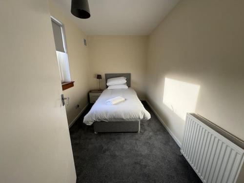 4 Bed House, Glenrothes sleeps 5 in 格倫羅西斯