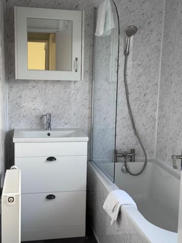 4 Bed House, Glenrothes sleeps 5 in 格倫羅西斯