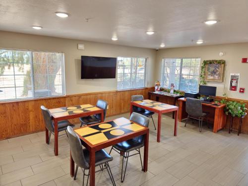 อาหารและเครื่องดื่ม, ซูเปอร์ 8 บาย วินด์แฮม วิคเกนเบิร์ก แอริโซนา (Super 8 By Wyndham Wickenburg Az) in วิคเกนเบิร์ค