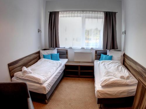 2 twin beds