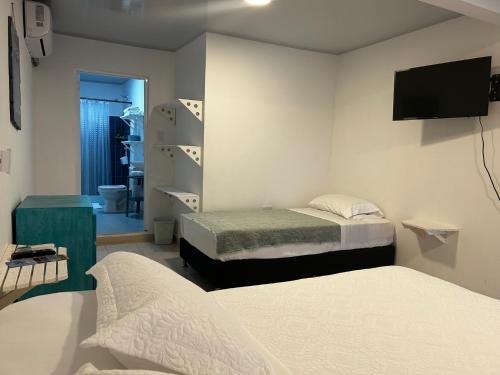 1 queen bed, 1 twin bed