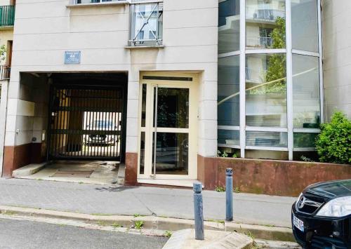 3' Subway, 15' Center, AC, Parking, Calm, Balcony in Les Lilas