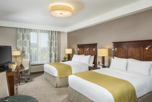 2 queen beds
