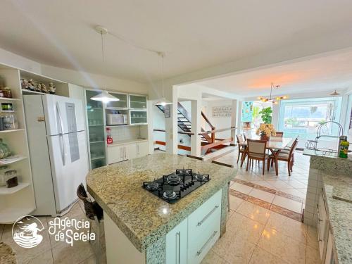 Casa incrível em Ilhabela com piscina e vista mar