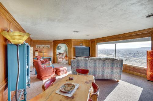 . Charming Farmington Home ~ 16 Mi to Aztec Ruins!