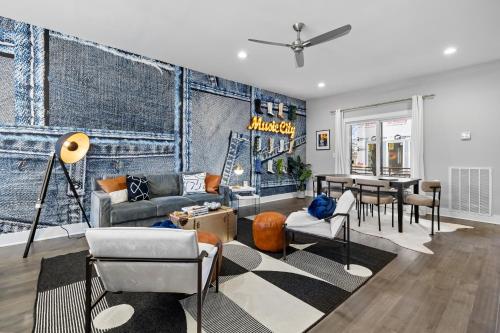 5 mins to DT ~Gameroom ~ Balcony~Sleeps 10~Karaoke in Nashville, USA