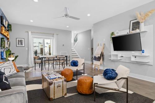 5 mins to DT ~Gameroom ~ Balcony~Sleeps 10~Karaoke in Nashville, USA