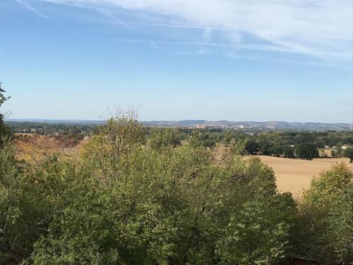 Appartement neuf & écologique à la campagne (Appartement neuf & ecologique a la campagne) in ลาโวร์