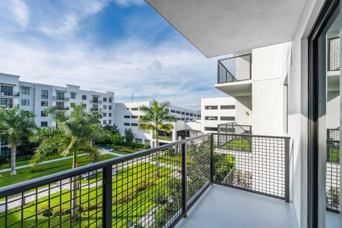 Sleek Doral Retreat 1 Bed Oasis With Free Parking
