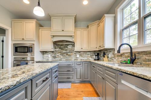 Spacious Home with Fireplace - Near Pinehurst Golf! in 派恩赫斯特