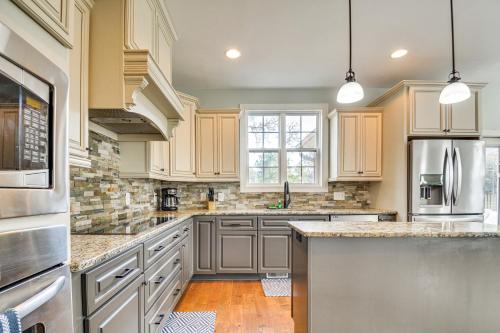 Spacious Home with Fireplace - Near Pinehurst Golf! in 派恩赫斯特