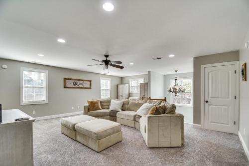 Spacious Home with Fireplace - Near Pinehurst Golf! in 派恩赫斯特