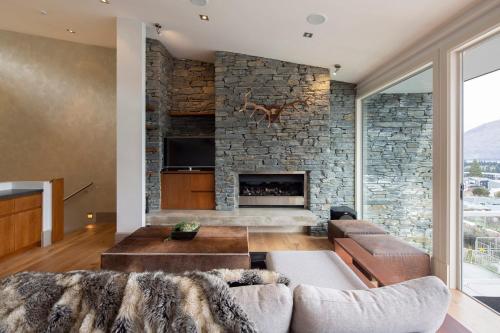 Villa Antrim- Lake Views- Gas Fire- Hot Tub - image 14