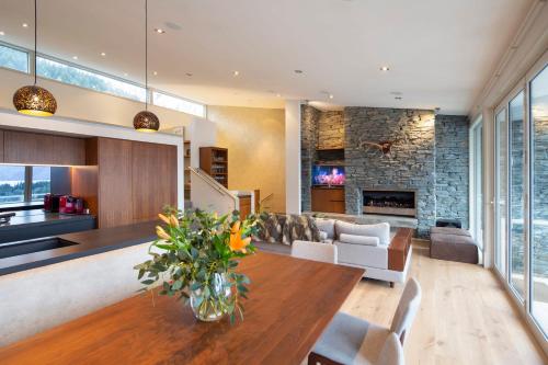 Villa Antrim- Lake Views- Gas Fire- Hot Tub - image 8