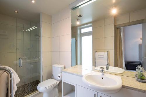 Villa Antrim- Lake Views- Gas Fire- Hot Tub - image 14