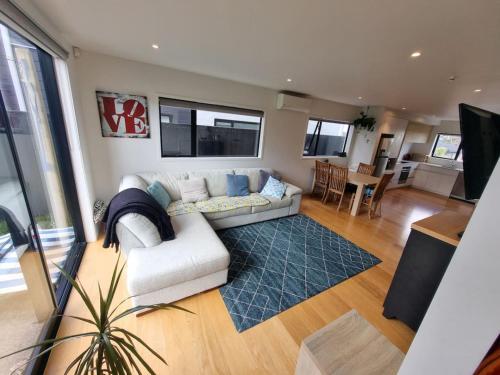 Family Friendly Nest Out West - Auckland