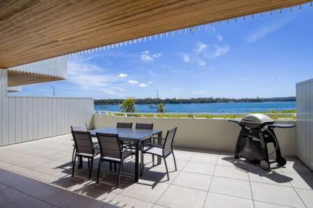 Stunning 3-Bed Unit with Bayside Views