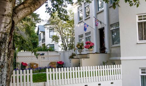 Hrafninn Guesthouse - image 3