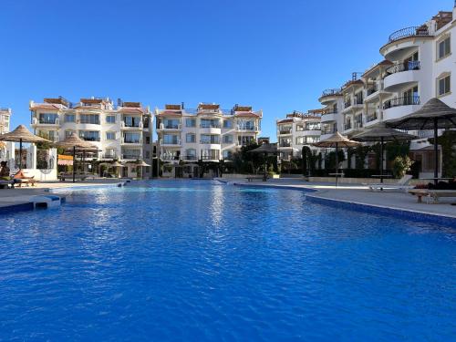 3-Bedroom Apartment on the Third Floor with 3 Balconies and lovely Pool View, Street View and Free Beach Access in Sharm Hills Resort