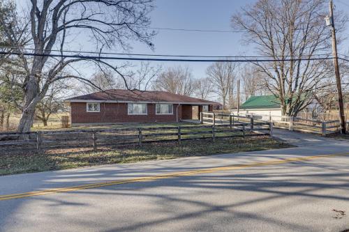 Pet-Friendly Union Home about 19 Mi to Cincinnati! Pet-Friendly Union Home about 19 Mi to Cincinnati!