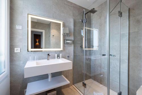 526820777 Hôtel Apollinaire Nice