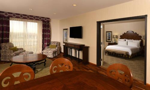 Woolley's Classic Suites Denver Airport