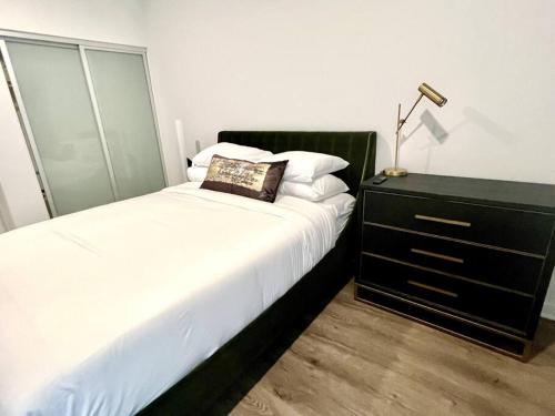 NEW One Bedroom Penthouse, Silver Lake + Parking!