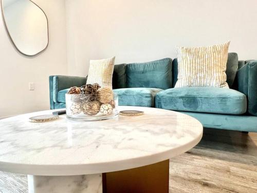 NEW One Bedroom Penthouse, Silver Lake + Parking! thumb 3