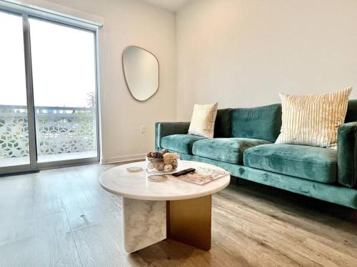 NEW One Bedroom Penthouse, Silver Lake + Parking! thumb 4