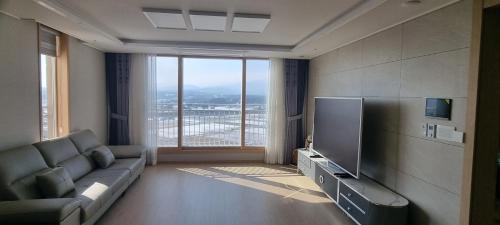 Shared lounge/TV area, Gangneung Sacheon beach Happy House in Gangneung-si