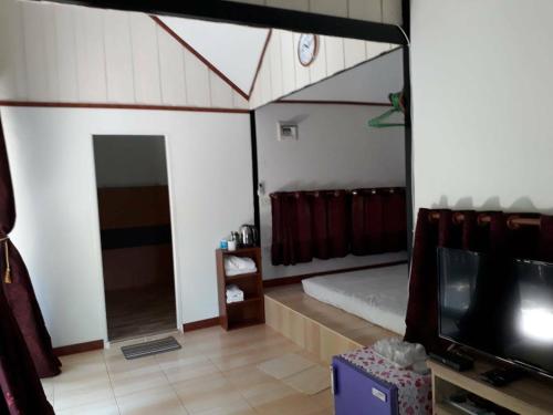 Exterior view, Khum Charoen Homestay  in Sankhaburi