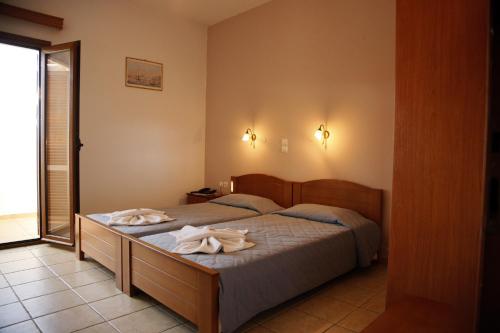 4 twin beds