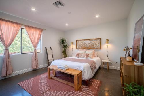 Luxury Joshua Tree Retreat w/ Hot Tub, BBQ & Games in Joshua Tree, USA
