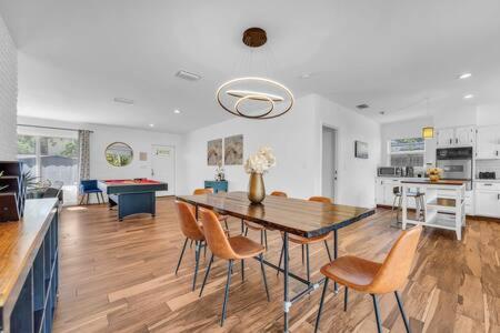 Luxury Retreat Heated Pool, Giant Chess 10 Minutes to Beach in North Miami, USA