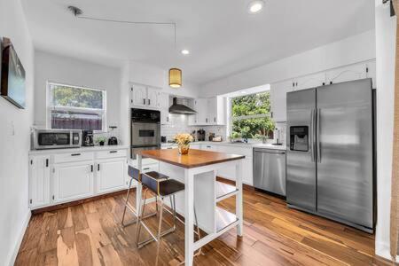 Luxury Retreat Heated Pool, Giant Chess 10 Minutes to Beach in North Miami, USA