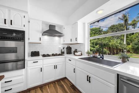 Luxury Retreat Heated Pool, Giant Chess 10 Minutes to Beach in North Miami, USA