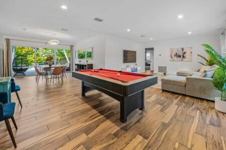 Luxury Retreat Heated Pool, Giant Chess 10 Minutes to Beach in North Miami, USA
