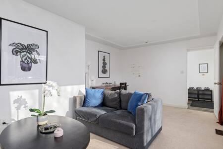 Lovely 2BR Home in Foster Ave in Coquitlam, Canada