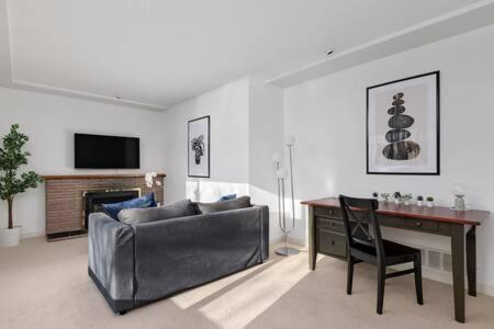 Lovely 2BR Home in Foster Ave in Coquitlam, Canada
