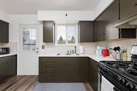 Lovely 2BR Home in Foster Ave in Coquitlam, Canada