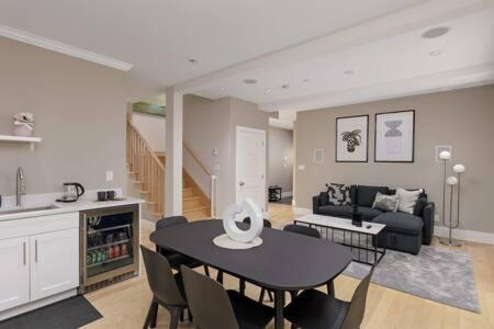 Stunning 3 bedroom Secondary Suite N Van in North Vancouver, Canada