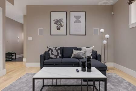 Stunning 3 bedroom Secondary Suite N Van in North Vancouver, Canada
