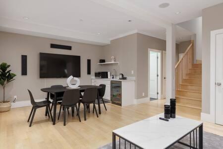 Stunning 3 bedroom Secondary Suite N Van in North Vancouver, Canada