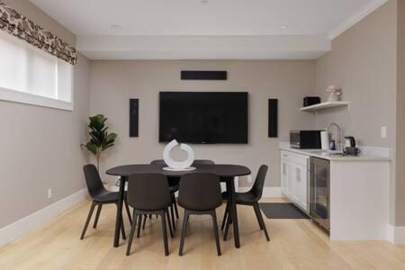 Stunning 3 bedroom Secondary Suite N Van in North Vancouver, Canada