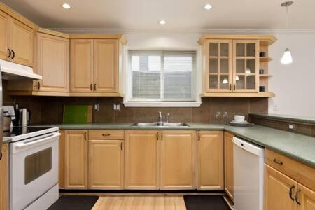 Centrally Located 2 Bedroom Spacious Basement Suite in North Vancouver, Canada