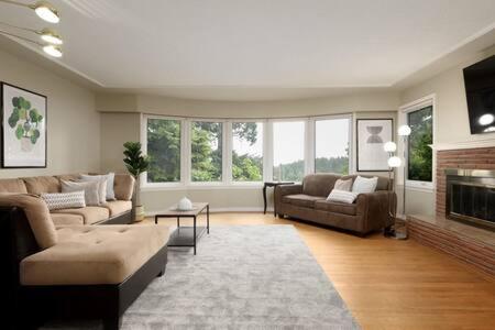 Large 3BR House w Free Parking in North Vancouver in North Vancouver, Canada