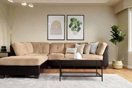 Large 3BR House w Free Parking in North Vancouver in North Vancouver, Canada