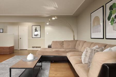 Large 3BR House w Free Parking in North Vancouver in North Vancouver, Canada