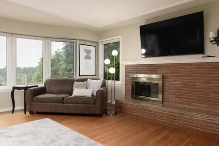 Large 3BR House w Free Parking in North Vancouver in North Vancouver, Canada